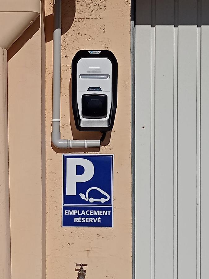 Une Pause Quelque Part Avec Recharge Pour Voiture Electrique Saint-Medard-de-Guizieres Exterior photo