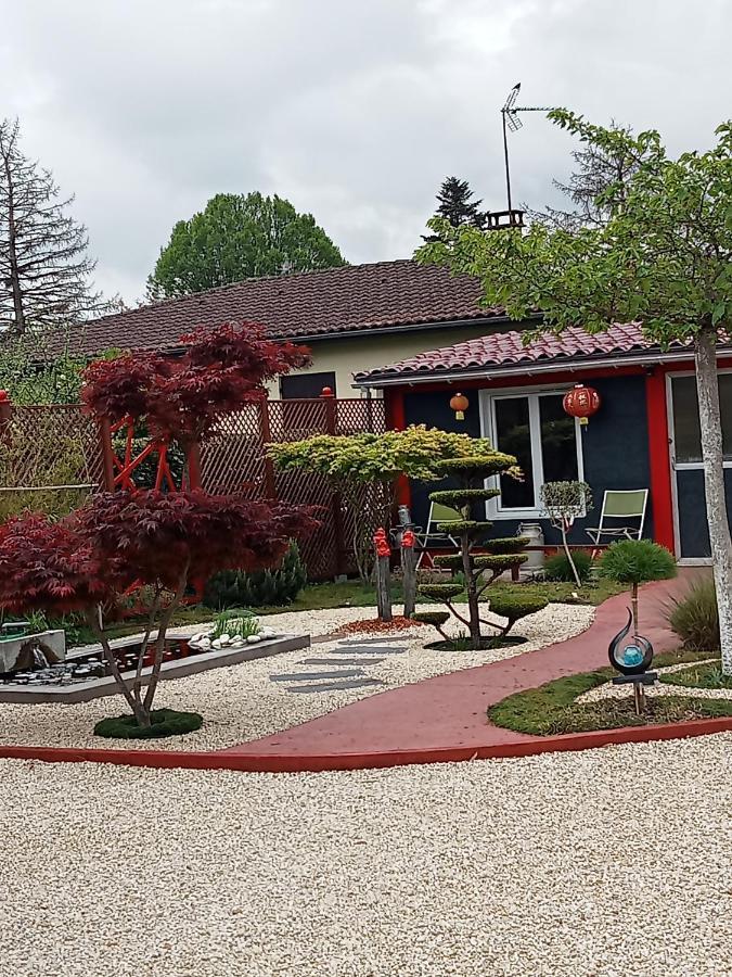 Une Pause Quelque Part Avec Recharge Pour Voiture Electrique Saint-Medard-de-Guizieres Exterior photo