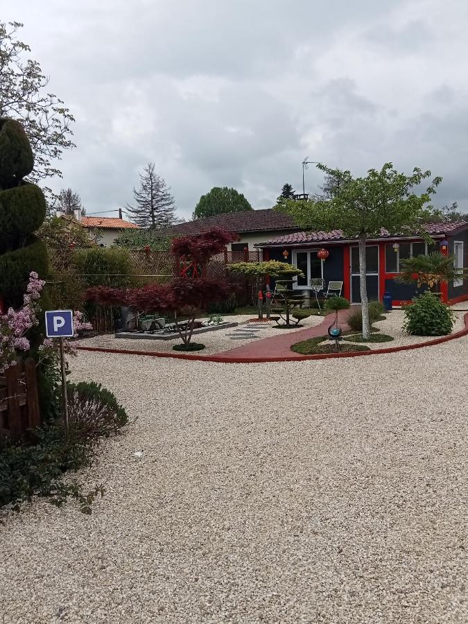 Une Pause Quelque Part Avec Recharge Pour Voiture Electrique Saint-Medard-de-Guizieres Exterior photo