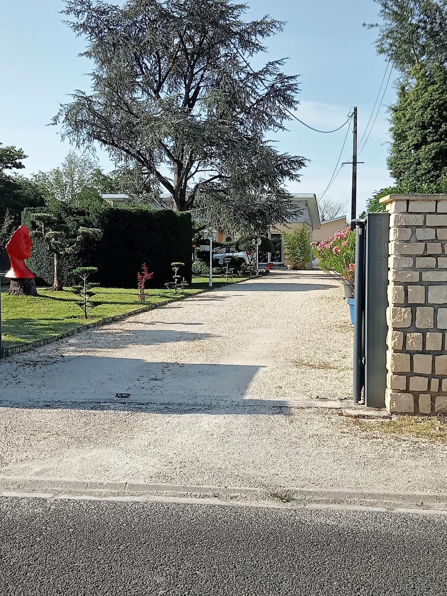 Une Pause Quelque Part Avec Recharge Pour Voiture Electrique Saint-Medard-de-Guizieres Exterior photo
