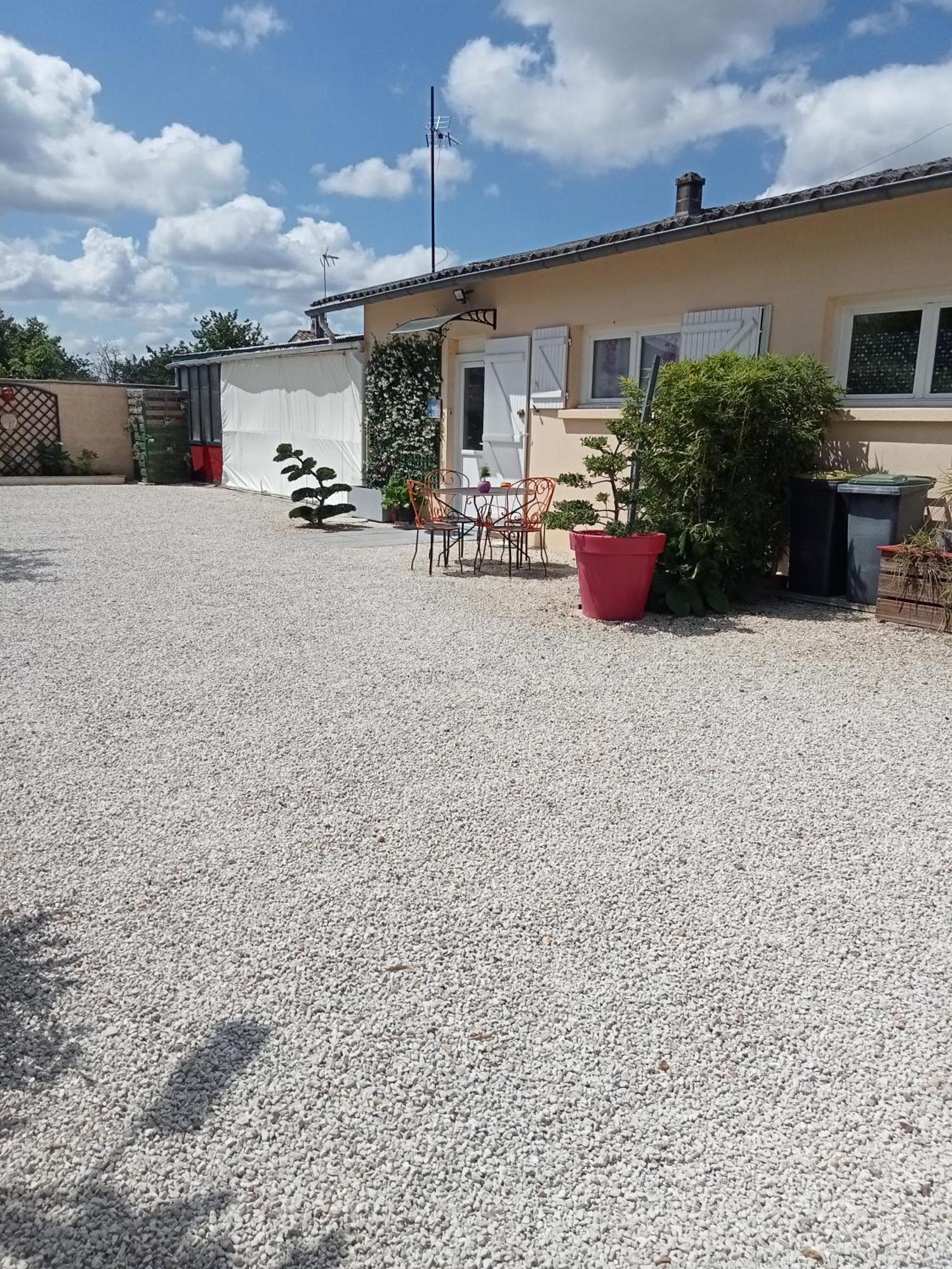 Une Pause Quelque Part Avec Recharge Pour Voiture Electrique Saint-Medard-de-Guizieres Exterior photo